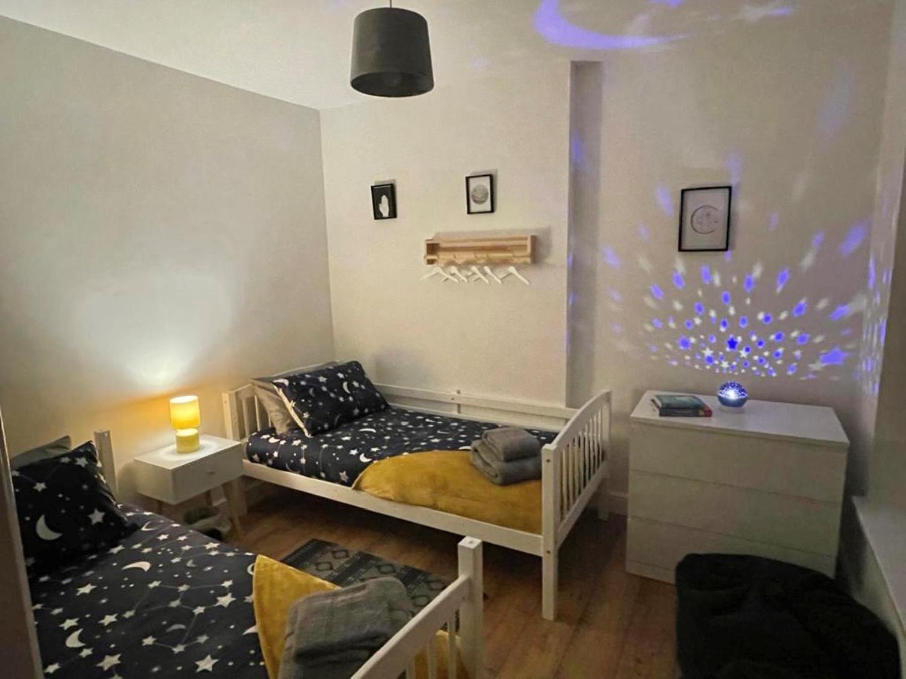 Casa One Hundred - A Beautiful 4 Bed House On The Beach Front สวอนซี ภายนอก รูปภาพ